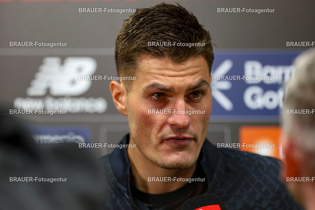 Bayer 04 Leverkusen vs Eintracht Frankfurt - Bundesliga  | Leverkusen, Deutschland, 12.09.25:   Patrick Schick (Bayer 04 Leverkusen) schaut waehrend des Spiels der Bundesliga zwischen  Bayer 04 Leverkusen vs Eintracht Frankfurt in der BayArena(Foto von Brauer-Fotoagentur / Adrian Schlueter)