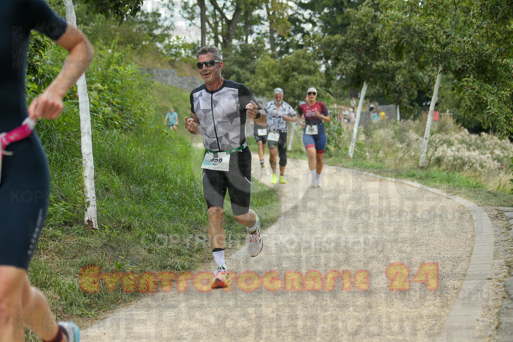 250824_1402_EX1_4730 | Sportfotografie im Rhein-Sieg Kreis, Köln, Bonn, NRW, Rheinland Pfalz, Hessen, etc. Unser Tätigkeitsfeld umfasst den Laufsport vom Volkslauf über den Marathon, Duathlon, Triathon bis zum Ultralauf wie Kölnpfad Ultra oder Schindertrail.