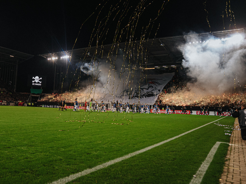 _FCS1427 | Der offizielle Shop für FC St. Pauli Fotos. Wähle aus Spielszenen & Fanmomenten dein FCSP Wunschformat. Wir liefern Millerntor-Atmosphäre.