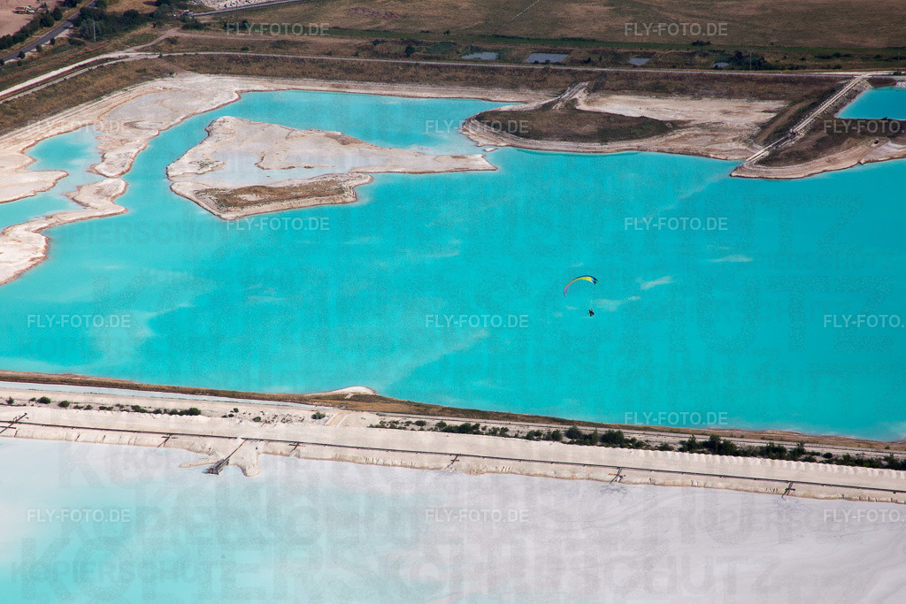 Braun - weiße Salinen Felder zur Salzgewinnung | Luftbild: Braun - weiße Salinen Felder zur Salzgewinnung in Rosières-aux-Salines im Bundesland Meurthe-et-Moselle in Frankreich. Foto: IMG_083144.jpg vom 11.07.2015 durch Werner Riehm/FLY-FOTO.de - Realisiert mit Pictrs.com