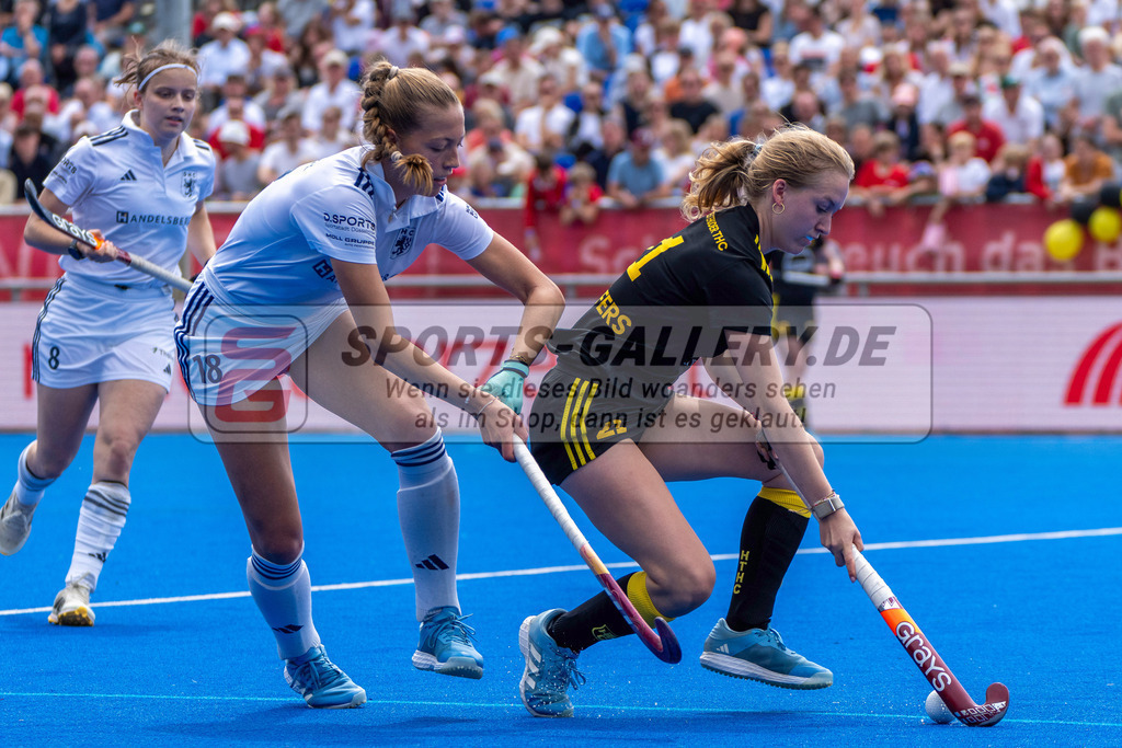 Final4_20250601-1149-HK108344 | Krefeld, Deutschland, 01.06.2025:  Feldhockey Final4 2025 – „Deutsche Feldhockey-Meisterschaften 2025“ Harvestehuder HTC - Düsseldorfer HC (Finale Damen) im Gerd-Wellen-Hockeyanlage am 01.06.2025 in Krefeld, Deutschland. (Foto von Kramhöller/Fehrmann/Kaste)Krefeld, Germany, 01.06.2025: Feldhockey Final4 2025 – „Deutsche Feldhockey-Meisterschaften 2025“ Harvestehuder HTC - Düsseldorfer HC (Finale Damen) in Gerd-Wellen-Hockeyanlage at 01.06.2025 in Krefeld, Deutschland. (Foto from Kramhöller/Fehrmann/Kaste)