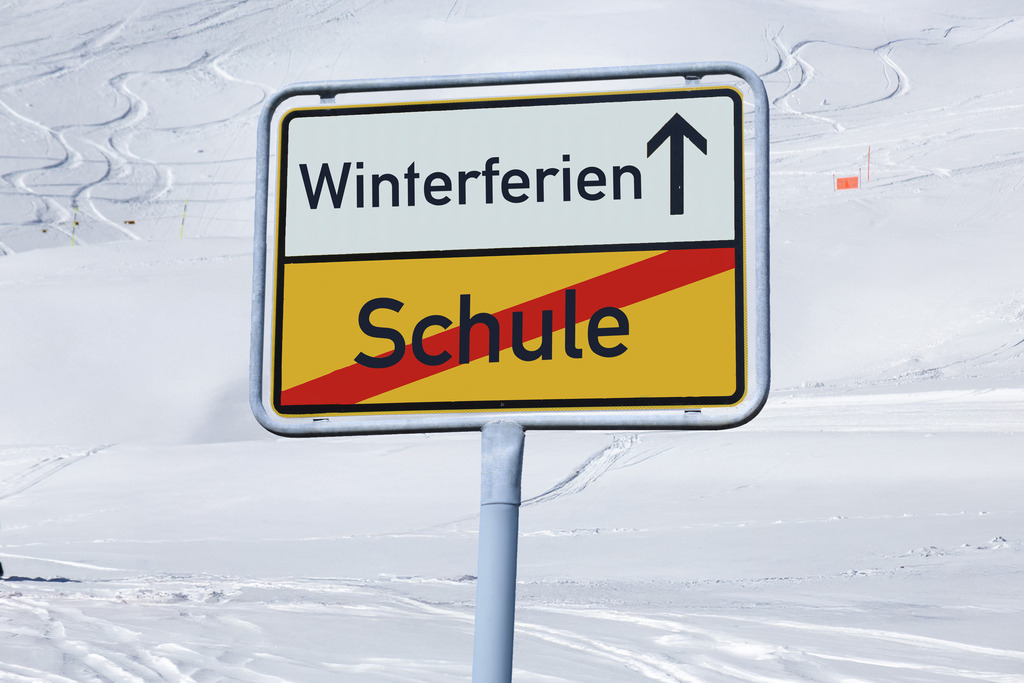 Ortsausgangsschild mit der Aufschrift SCHULE/WINTERFERIEN vor einer Schneelandschaft (Composing) | Ortsausgangsschild mit der Aufschrift SCHULE/WINTERFERIEN vor einer Schneelandschaft (Composing) - Realisiert mit Pictrs.com