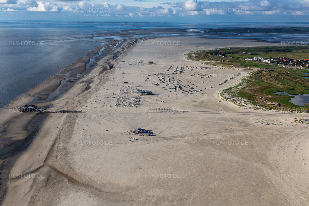 Luftbild: Küsten- Landschaft am Sandstrand der Nordsee im Ortsteil Ording in Sankt Peter-Ording im Bundesland Schleswig-Holstein in Deutschland. Foto: IMG_0007221.jpg vom 10.07.2021 durch Werner Riehm/FLY-FOTO.de