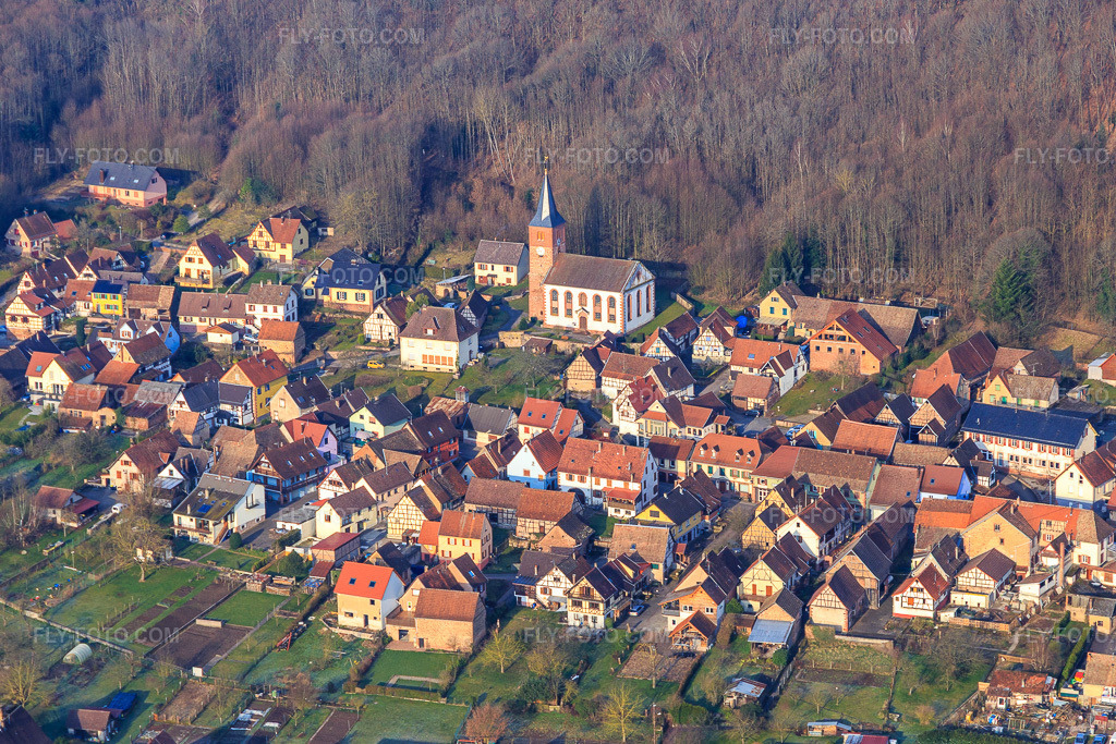 Aerial view: Village center with Eglise protestante luthérienne d'Ernolsheim in Ernolsheim-lès-Saverne in the state Bas-Rhin, France. – Photo: IMG_105340.jpg taken on 03/25/2018 by Werner Riehm/FLY-FOTO.com – Resolution of the original: 5285 x 3524 px – Paroisse d'Ernolsheim-lès-Saverne - Uepal