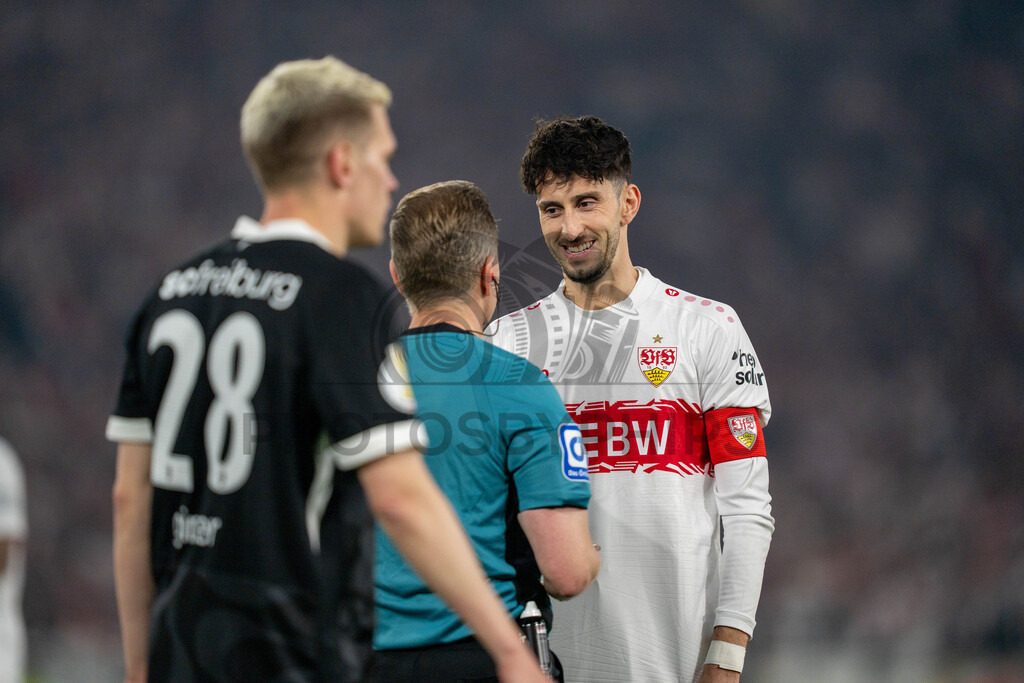 VfB Stuttgart vs. SC Freiburg, Fussball, DFB-Pokal, Halbfinale, 23.04.2026 | Schiedsrichter Tobias Welz redet mit Atakan Karazor (VfB Stuttgart, #16),VfB Stuttgart vs. SC Freiburg, Fussball, DFB-Pokal, Halbfinale, 23.04.2026DFB regulations prohibit any use of photographs as image sequences and/or quasi-video