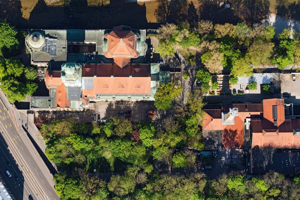 dr__0051933.jpg | MüNCHEN 23.04.2020 Barockes Hallenbad Müllersches Volksbad und Muffatwerk an der Isar in München Haidhausen im Bundesland Bayern. Das Müller’sche Volksbad ist ein neubarocker Jugendstilbau nach einem Entwurf von Carl Hocheder.  Es liegt zwischen Isar und Auer Mühlbach in unmittelbarer Nähe des Deutschen Museums und der Ludwigsbrücke. Das Muffatwerk ist ein Kulturzentrum in einem ehemaligen Elektrizitätswerk und auch unter dem Namen Muffathalle bekannt. // Baroque indoor pool Mueller Volksbad and Muffatwerk near river Isar in Munich Haidhausen in the state Bavaria. The Muller's Public Baths is a neo-Baroque Art Nouveau building designed by Carl Hocheder. The Muffatwerk is a cultural center in a former power station and also known as Muffathalle. Foto: Daniel Reiter