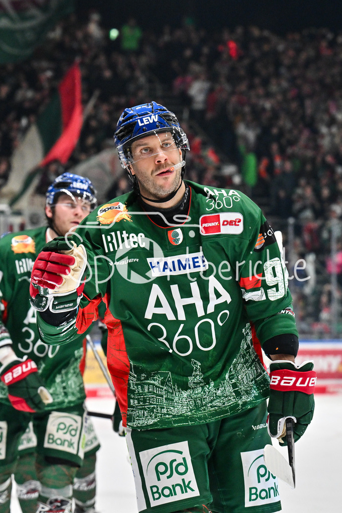 Augsburger Panther - Löwen Frankfurt | AUGSBURG, GERMANY - 16. JANUARY: Jubel der Panther nach dem TReffer zum 2-1 durch Joseph CRAMAROSSA (Augsburger Panther 92) / Tor / Torschuetze / Freude / Happy während dem Match zwischen den Augsburger Panthern und den Löwen Frankfurt am 40. Spieltag der penny DEL im Curt Frenzel Stadion