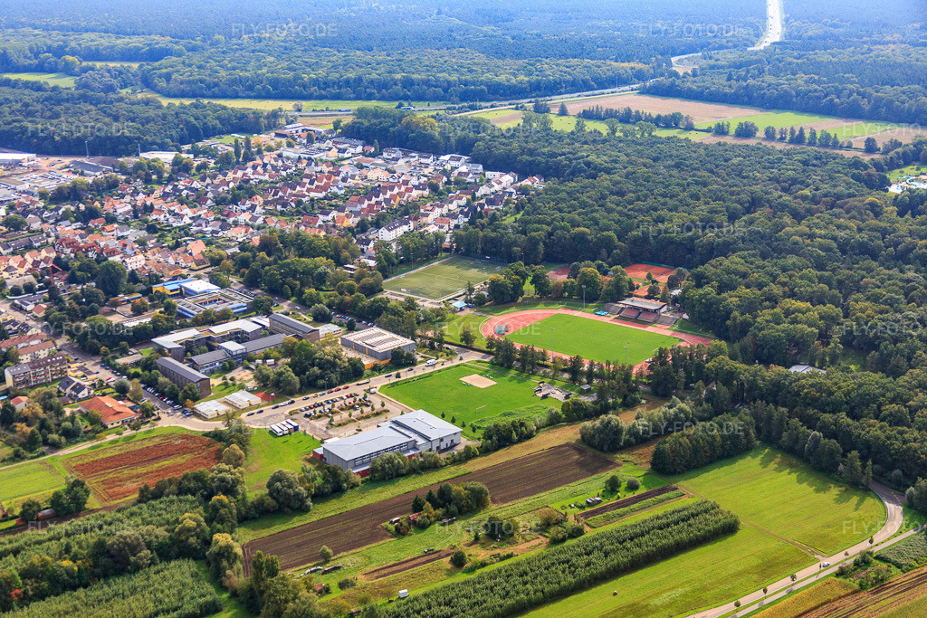 Luftbild: Bienwaldhalle, Integrierte Gesamtschule Kandel und Bienwaldstadion in Kandel im Bundesland Rheinland-Pfalz in Deutschland. Foto: IMG_072812.jpg vom 19.09.2014 durch Werner Riehm/FLY-FOTO.deIGS-KANDEL.DE