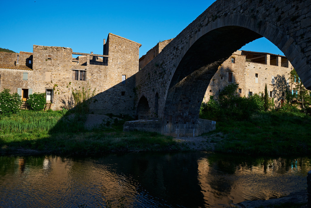 Blick auf die  Pont de l’Alsou auf die Altstadt | Lagrasse, Frankreich - May 10, 2024: Blick auf die  Pont de l’Alsou und die Altstadt. - Realisiert mit Pictrs.com