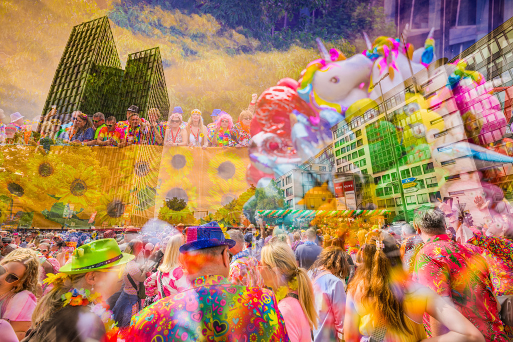 Schlagermove Hamburg | Zuschauer feiern beim Schlagermove Hamburg ausgelassen am Millerntorplatz/Eingang Reeperbahn. Die Collage von dem Event lässt durch Farbfreude und Detailreichtum die mitreißende Musik spüren. — Auflösung des Originals: 8256 x 5504 px. - Realizzato con Pictrs.com