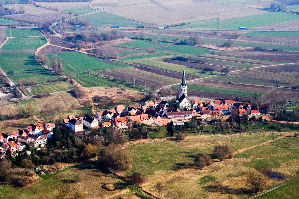 Luftbild: Kirchengebäude am Hinterstädel im Altstadt- Zentrum der Innenstadt in Jockgrim im Bundesland Rheinland-Pfalz in Deutschland. Foto: IMG_5446.jpg vom 21.02.2007 durch Werner Riehm/FLY-FOTO.de