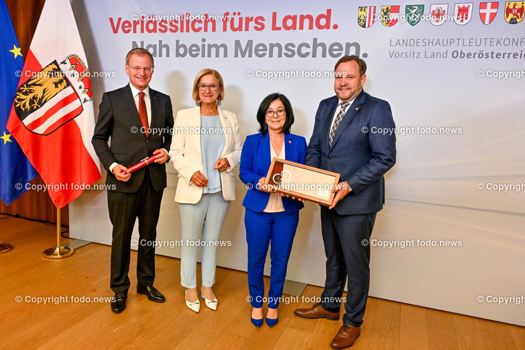 Pressekonferenz Land Ooe_ Oberoesterreich uebernimmt den Vorsitz in der Landeshauptleute-Konferenz_ 03.07.2024-85 | 03.07.2024, Linz, AUT, Pressekonferenz Land Ooe, Oberoesterreich uebernimmt den Vorsitz in der Landeshauptleute-Konferenz, im Bild Thomas Stelzer (VP, Landeshauptmann Oberoesterreich), Johanna Mikl-Leitner (VP, Landeshauptfrau Niederoesterreich), Margit Goell (VP, Mitglied des Bundesrates), Franz Ebner (VP, Praesident des Bundesrates)
