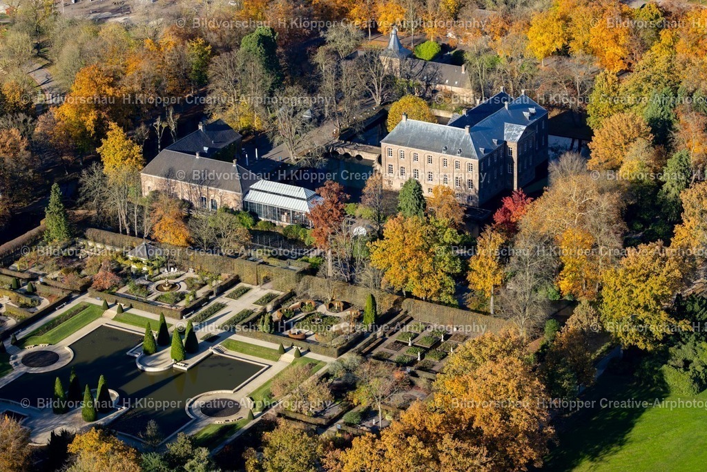 Luftbilder Arcen Limburg-7594 | Luftbildfotografie Herbstluftbild Wassergraben mit Wasserschloß Schloss Kasteeltuinen Arcen in Arcen in Limburg, Niederlande - Realisiert mit Pictrs.com