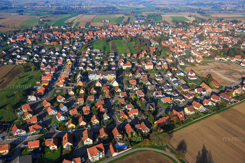 Vue aérienne: Vue de la ville depuis le sud à Hatten dans le département Bas Rhin, France.Photo: IMG_075627.jpg prise le 01/11/2014 par Werner Riehm/FLY-FOTO.euRésolution de l'original: 5472 x 3648 px