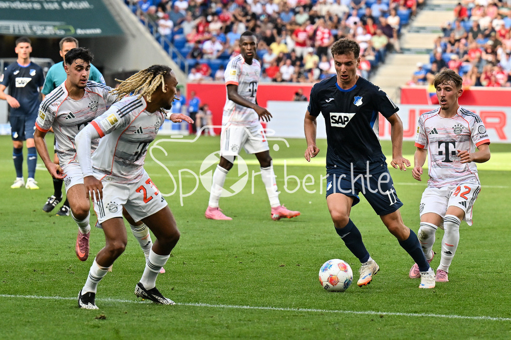 TSG 1899 Hoffenheim - FC Bayern München | v. l. Aleksandar PAVLOVIC (FC Bayern Muenchen 45), Sascha BOEY (FC Bayern Muenchen 23), Fisnik ASLLANI (TSG Hoffenheim 11) und Lennart KARL (FC Bayern Muenchen 42) / Zweikampf / Bundesliga: TSG 1899 Hoffenheim - FC Bayern München; PreZero-Arena am 20.09.2025 / DFL REGULATIONS PROHIBIT ANY USE OF PHOTOGRAPHS AS IMAGE SEQUENCES AND/OR QUASI-VIDEO