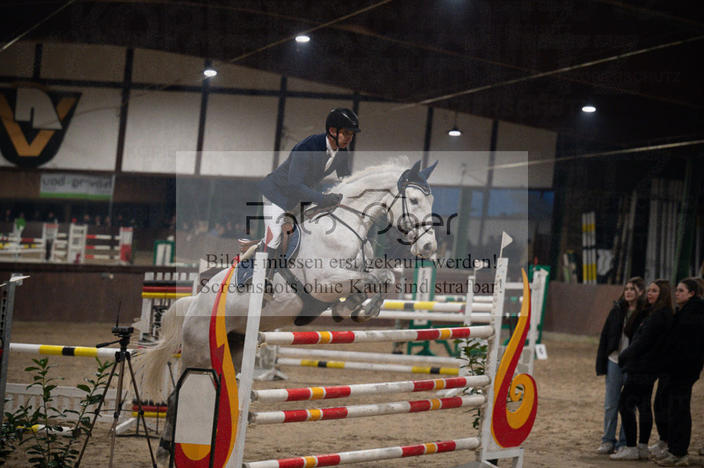 Hallenreittunier Voxtrup 2023 | Entdecke hochwertige Reitturnierfotos von Foto Oger. Professionell, emotional und authentisch – jetzt Lieblingsmomente im Shop bestellen.Deutschlandweite Turnierfotografie. - Realisiert mit Pictrs.com