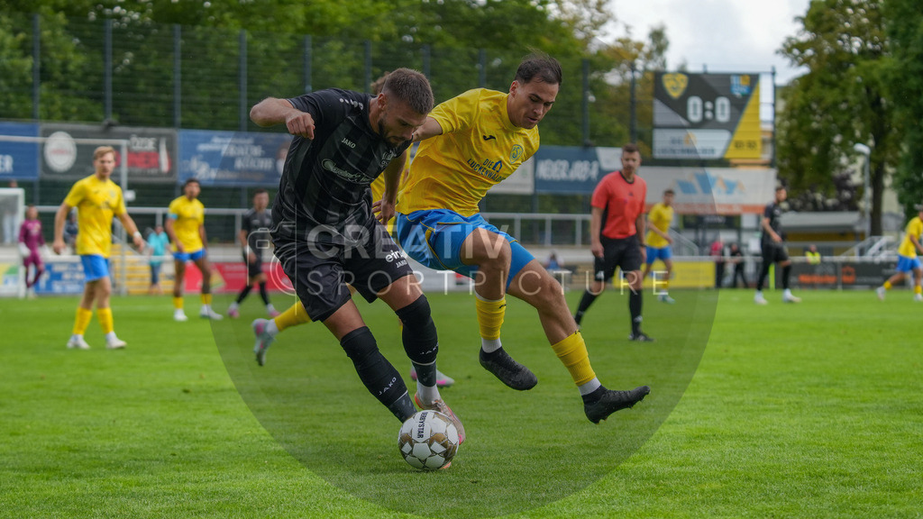 Fußball, Herren, Saison 2025/2026, Regionalliga Nordost, 2. Spieltag, FSV 63 Luckenwalde vs. Chemnitzer FC, Samstag 02.08.2025, Werner-Seelenbinder-Stadion Luckenwalde | Fußball, Herren, Saison 2025/2026, Regionalliga Nordost, 2. Spieltag, FSV 63 Luckenwalde vs. Chemnitzer FC, Samstag 02.08.2025, Werner-Seelenbinder-Stadion Luckenwalde, Im Bild: Niclas Erlbeck (l. Chemnitz) und Simon Gollnack (r. Luckenwalde) - Realisiert mit Pictrs.com