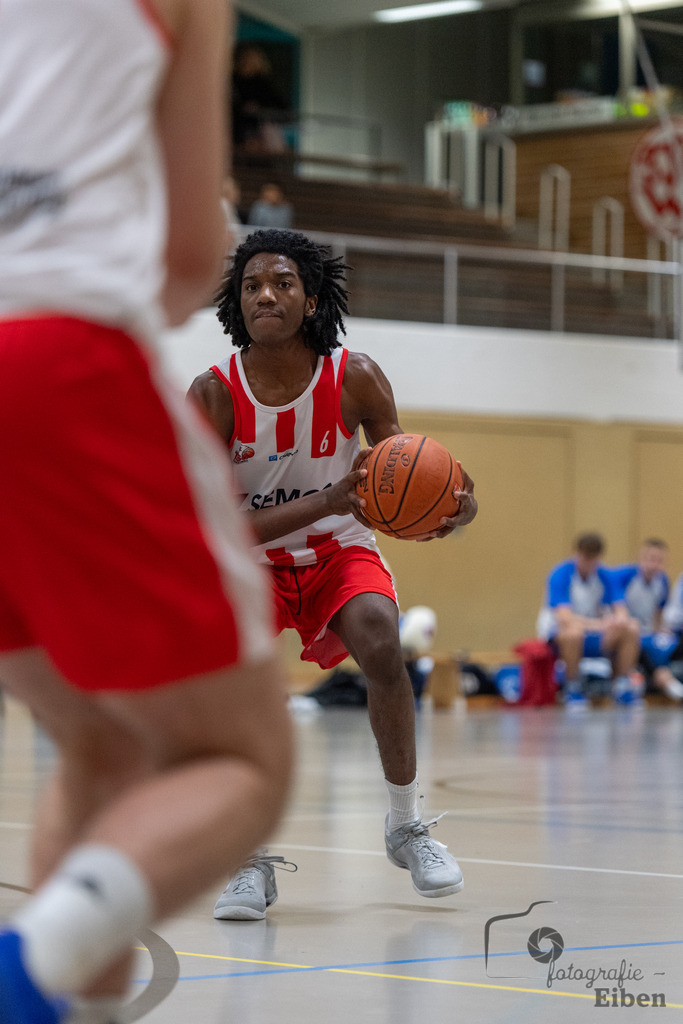 TSG Westerstede-Fortuna Logabirum | Basketball 2. Regionalliga; TSG Westerstede 2 (weiß)- Fortuna Logabirum (blau) am 12.12.2025 in Westerstede (Hössensportzentrum), Photo: Philip Eiben 2025 - Realisiert mit Pictrs.com