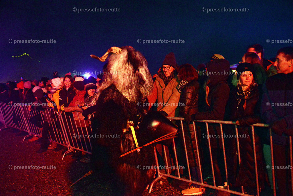 news-2022-Dez03-Krampusumzug-Reutte-WTV_5911 | Info aus dem Bezirk Reutte/Ausserfern Tirol sowie eine umfangreiche Bilddatenbank über die gesamte Region: Lechtal, Talkessel Reutte, Tannheimertal, Zwischentoren. Lech, Plansee, Zugspitze, Grenztunnel, B179, Fernpassstraße, Verkehr, Lawinen, Tradition, - Realisiert mit Pictrs.com