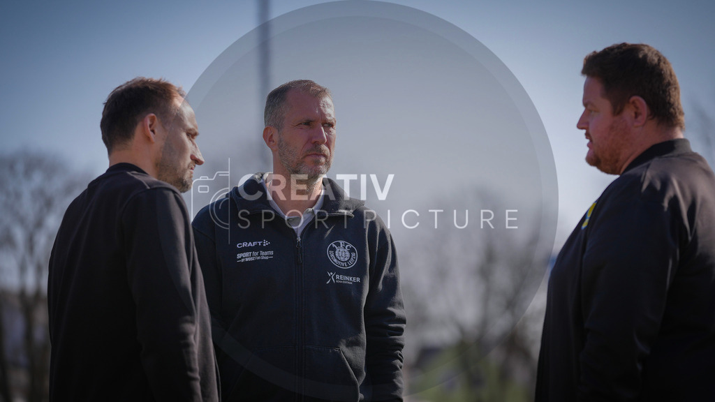 Fußball, Herren, Saison 2025/2026, Regionalliga Nordost, 24. Spieltag, FSV 63 Luckenwalde vs. 1.FC Lokomotive Leipzig, Samstag 28.02.2026, Werner-Seelenbinder-Stadion Luckenwalde, | Fußball, Herren, Saison 2025/2026, Regionalliga Nordost, 24. Spieltag, FSV 63 Luckenwalde vs. 1.FC Lokomotive Leipzig, Samstag 28.02.2026, Werner-Seelenbinder-Stadion Luckenwalde, Im Bild: Jochen Seitz (m. Trainer Lok Leipzig) im Gespräch mit Toni Wachsmuth (l. Geschäftsführer Lok) und Hendrik Brösel (r. Geschäftsführer Sport Luckenwalde) - Realisiert mit Pictrs.com