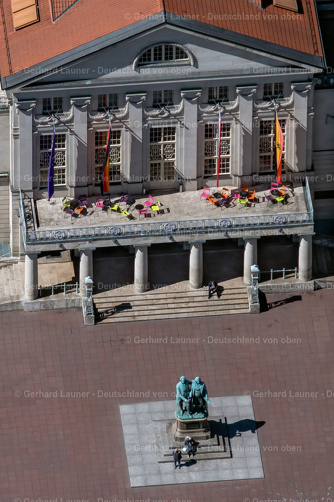 4026831 | WEIMAR 07.05.2020 Gebäude des Konzerthauses und Theater- Schauspielhauses " Deutsches Nationaltheater und Staatskapelle Weimar " mit dem Goethe-Schiller-Denkmal am Theaterplatz in Weimar im Bundesland Thüringen, Deutschland. // Building of the concert hall and theater playhouse " Deutsches Nationaltheater und Staatskapelle Weimar " with the Goethe-Schiller monument on Theaterplatz in Weimar in the state Thuringia, Germany. Foto: Gerhard Launer