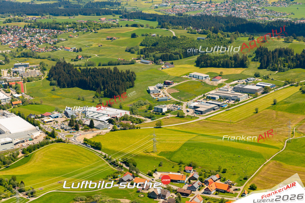 Das Luftbild zeigt :  Lindenberg im Allgäu - Die Luftaufnahme wurde 2024 vom UL-Flugzeug aus erstellt ( keine Drohne ) - Hochauflösende Luftaufnahme - Für grossformatige Ausdrucke geeignet. Die Geschenkidee !Mit Lizenz und Bildrechte bestellbar