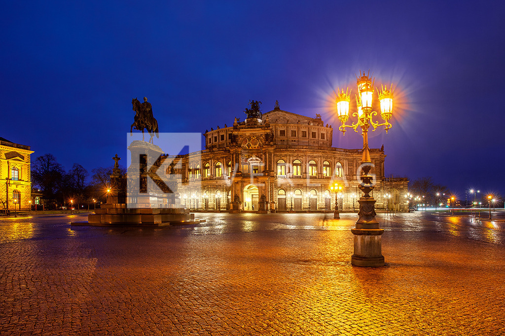 Theaterplatz-Semperoper-Nacht_IMG_5972 | Blick auf den Theaterplatz mit Semperoper bei Nacht - Realisiert mit Pictrs.com