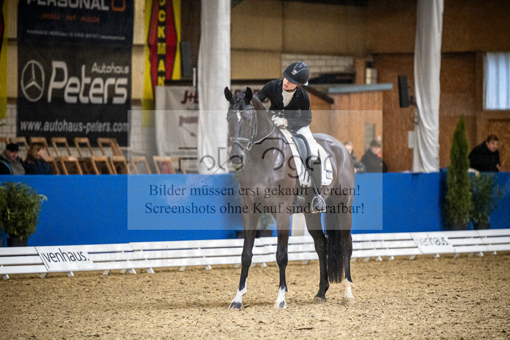 DOS_1135 | Entdecke hochwertige Reitturnierfotos von Foto Oger. Professionell, emotional und authentisch – jetzt Lieblingsmomente im Shop bestellen.Deutschlandweite Turnierfotografie. - Realisiert mit Pictrs.com