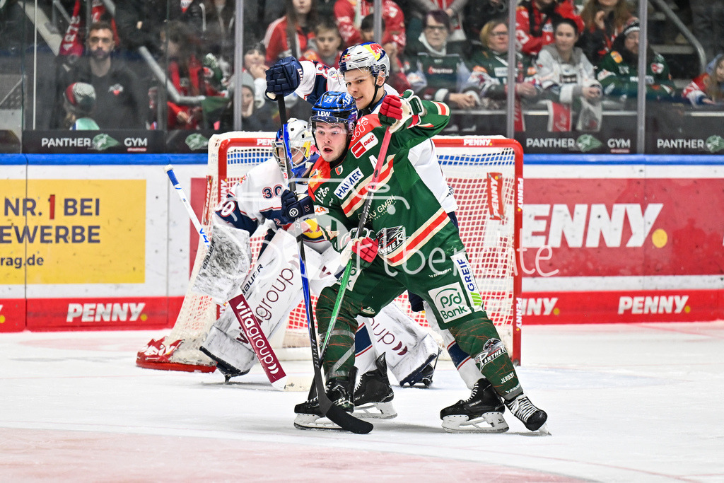 Augsburger Panther - EHC RB München | AUGSBURG, DEUTSCHLAND - 27. FEBRUAR: im Duell mit einem Münchner - D. J. BUSDEKER (Augsburger Panther 14) während dem Match zwischen den Augsburger Panthern und dem EHC RB München am 46. Spieltag der Penny DEL im Curt Frenzel Stadion
