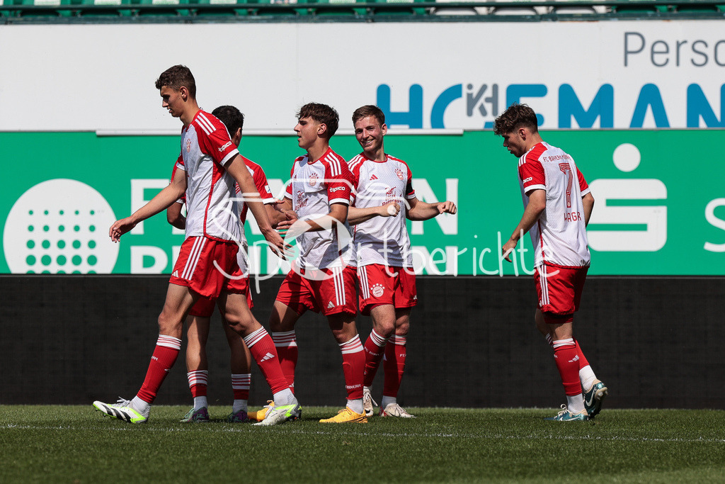 SpVgg Greuther Fürth II - FC Bayern Amateure | Jubel der Bayern Amateure nach dem Treffer zum 1-2 durch Maximilian WAGNER (FCB #7) / Tor / Freude / Happy / Torschuetze