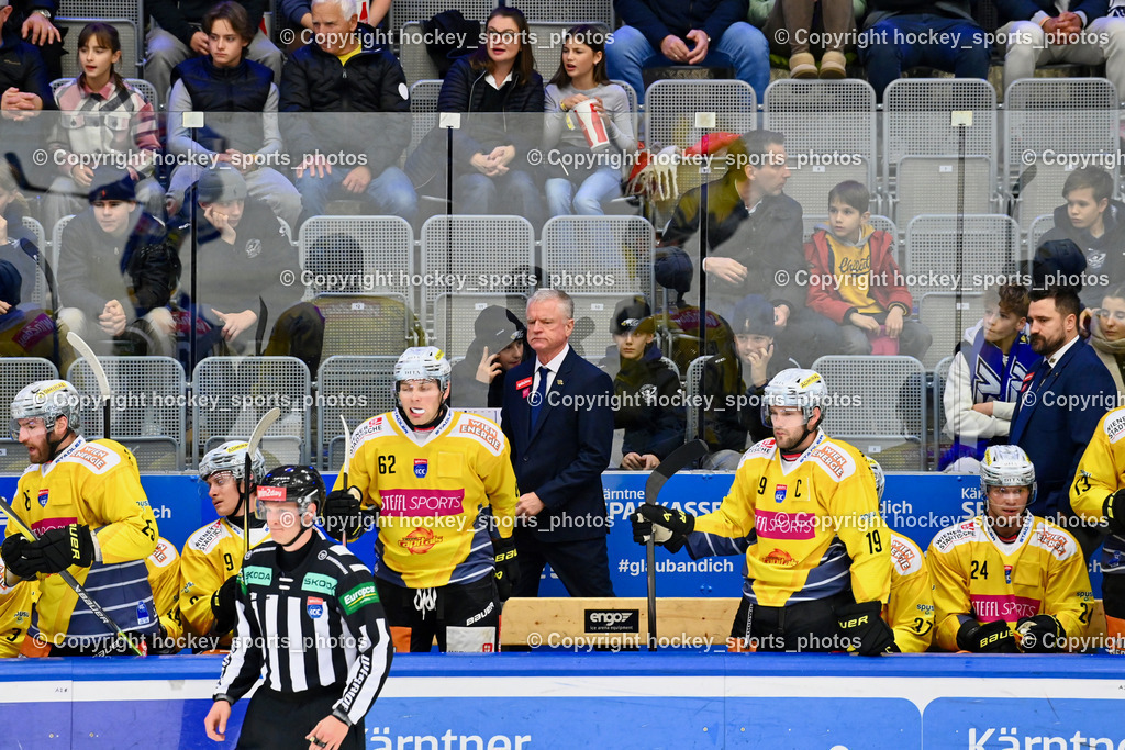 EC IDM WÄRMEPUMPEN VSV vs. Vienna Capitals | Spielerbank Vienna Capitals, Headcoach Vienna Capitals CONSTANTINE KEVIN, Asisstentcoach Vienna Capitals FABIAN SCHOLZ, EC IDM WÄRMEPUMPEN VSV vs. Vienna Capitals, EC IDM WÄRMEPUMPEN VSV vs. Vienna Capitals am 16.11.2025 in Villach (Stadthalle Villach), Austria, (Photo by Bernd Stefan)