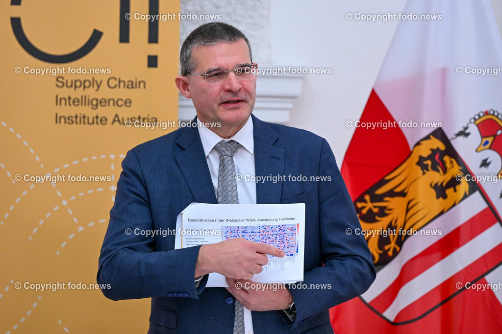 Pressekonferenz Land Ooe_ Stabilitaet der Lieferketten im Fokus_ 22.01.2024-29 | 22.01.2024, Linz, AUT, Pressekonferenz Land Ooe, Stabilitaet der Lieferketten im Fokus – aktuelle Analysen und Forschungsergebnisse und kuenftige Schwerpunkte im Bild Franz Staberhofer (Praesident Supply Chain Intelligence Institute Austria (ASCII))