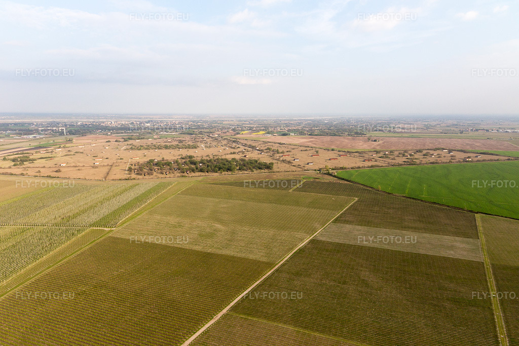 Vue aérienne: Vue de la ville à Il Cristo dans le département Frioul-Vénétie Julienne, Italie. Photo: IMG_098781.jpg prise le 07/04/2017 par Werner Riehm/FLY-FOTO.eu – Résolution de l'original: 5472 x 3648 px
