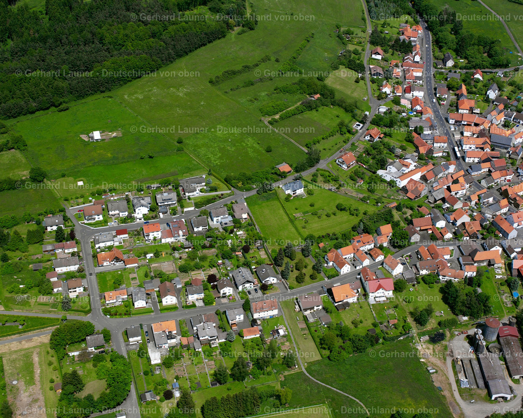 2614224 | RUPPERTENROD 09.06.2006 Landwirtschaftliche Nutzflächen und Feldgrenzen  umsäumen das Siedlungsgebiet des Dorfes in Ruppertenrod im Bundesland Hessen, Deutschland // Agricultural land and field boundaries surround the settlement area of the village  in Ruppertenrod in the state Hesse, Germany Foto: Gerhard Launer