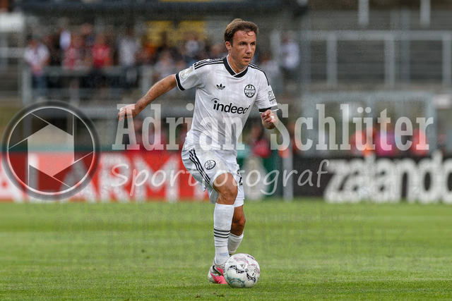 21.08.2026, GER, Fussball, Herren, DFB-Pokal, Saison 2026/2027, SC St. Tönis vs Eintracht Frankfurt | Mario Götze (Frankfurt) in Aktion am Ball, Einzelaktion