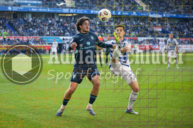 22.03.2026, GER, Fussball, Herren, 3. Liga, Saison 2025/2026, MSV Duisburg - 1860 München | Tim Danhof (1860 München) und Conor Noß (MSV Duisburg) im Kampf um den Ball