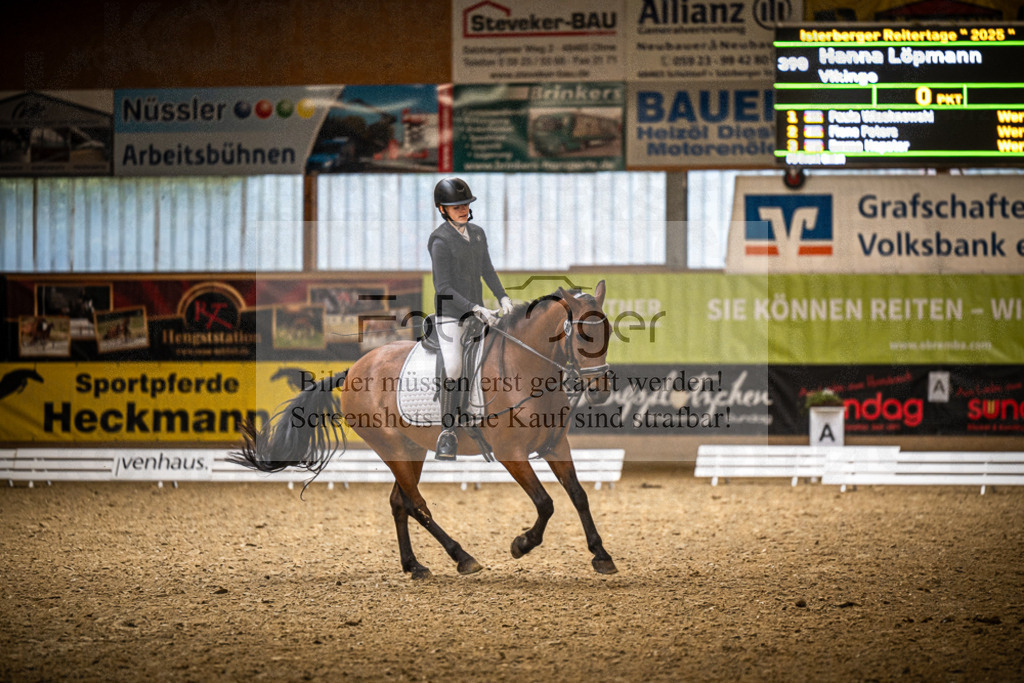 DOS_1396 | Entdecke hochwertige Reitturnierfotos von Foto Oger. Professionell, emotional und authentisch – jetzt Lieblingsmomente im Shop bestellen.Deutschlandweite Turnierfotografie. - Realisiert mit Pictrs.com
