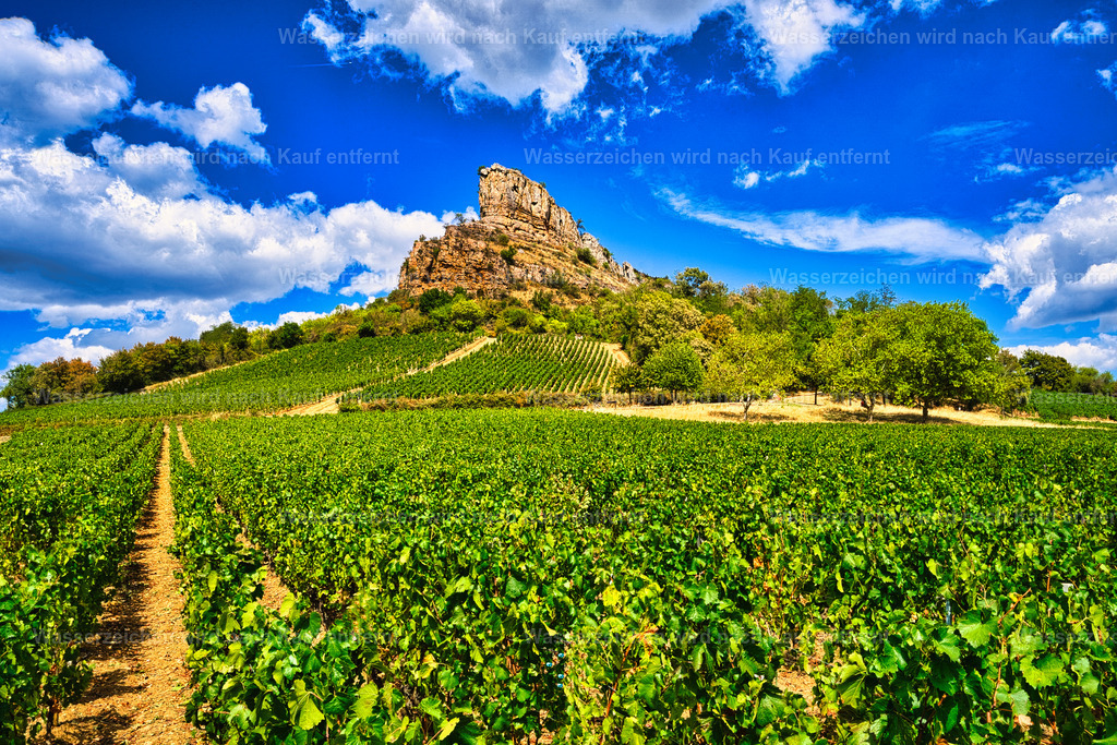 Bourgogne - Roche de Solutré mit Weinberg | Die markante Roche de Solutré erhebt sich als imposanter Kalksteinfelsen über die Weinlandschaft des Burgund und bietet einen eindrucksvollen Blick auf die sanften Hügel und Weinberge der Region. - Realisiert mit Pictrs.com