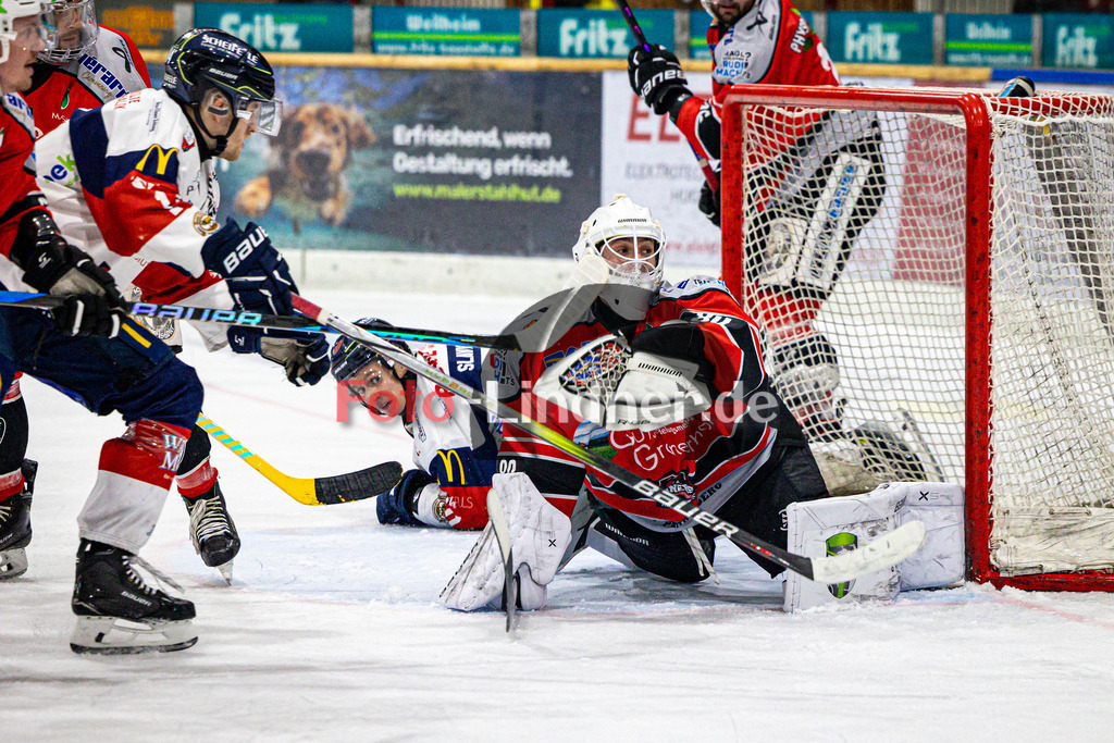 TSV Peißenberg MINERS gegen VfE Ulm/Neu Ulm DEVILS | Eishockey Bayernliga Herren Vorrunde 2024/25, TSV Peißenberg MINERS gegen VfE Ulm/Neu Ulm DEVILS, 20250105,Xaver NAGEL (MINERS 80) fängt den Puck,2025-01-05 in Peißenberg (Eisstadion Peißenberg)Xaver NAGEL (MINERS 80)Copyright: WolfgangxLindner foto-lindner.de