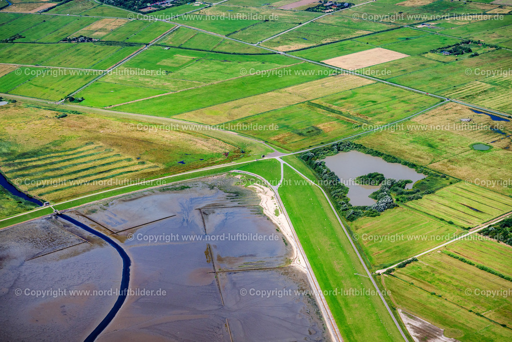 Sylt_Ost_Felder_und_Deich_ELS_9567130825 | SYLT 13.08.2025 Ortsansicht an der Meeres-Küste der Nordsee in Keitum im Bundesland Schleswig-Holstein. // Townscape on the seacoast of North Sea in Keitum in the state Schleswig-Holstein. Foto: Martin Elsen