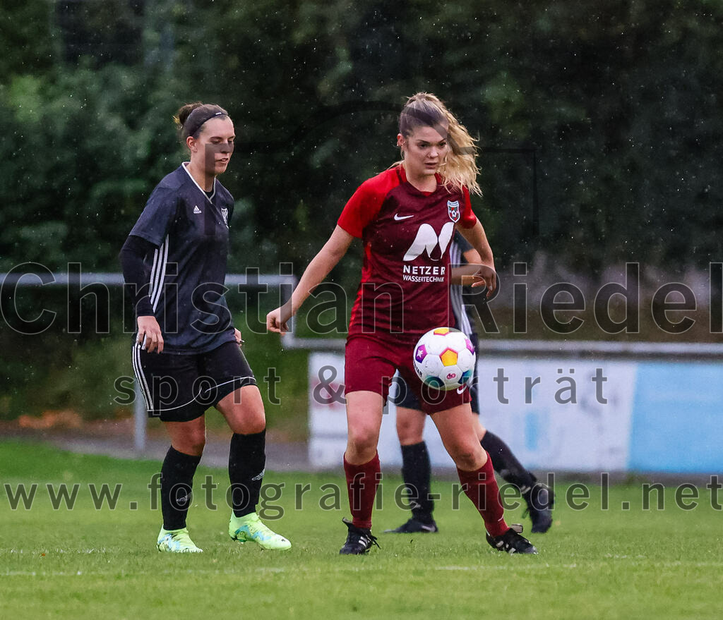 2023-10-14_075_FC_Schwaig_gegen_SV_Schechen | Oberding, Deutschland, 14.10.2023:
Fußball, Bezirksliga 2023 / 2024, 6. Spieltag, FC Schwaig gegen SV Schechen, Endergebnis: 4:3

Michaela Heinzlmeier-Meissl (SV Schechen, #15), Lola Ascher (FC Schwaig, #9)

Foto: Christian Riedel / fotografie-riedel.net