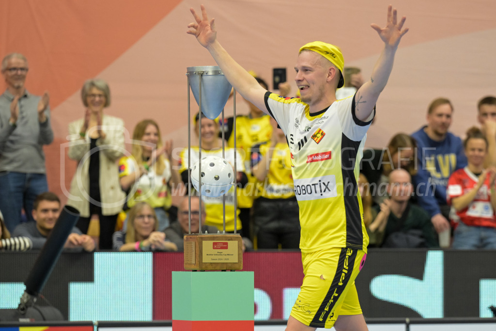 Zug United vs HC Rychenberg - 22. February 2025 | Zug United vs HC RychenbergSporthalle Wankdorf, BernMarkus Lindgjerdet (#10 HC Rychenberg Winterthur) wird zum Best Player gewählt.Bild: Sportfotografie Markus Aeschimann | www.markus-aeschimann.ch - Realisiert mit Pictrs.com