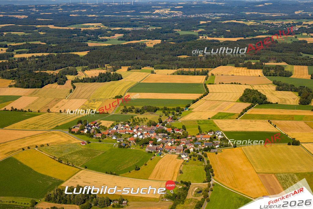 Das Luftbild zeigt : Hohenpölz Heiligenstadt in Oberfranken - Die Luftaufnahme wurde 2024 vom UL-Flugzeug aus erstellt ( keine Drohne ) - Hochauflösende Luftaufnahme - Für grossformatige Ausdrucke geeignet. Die Geschenkidee !Mit Lizenz und Bildrechte bestellbar