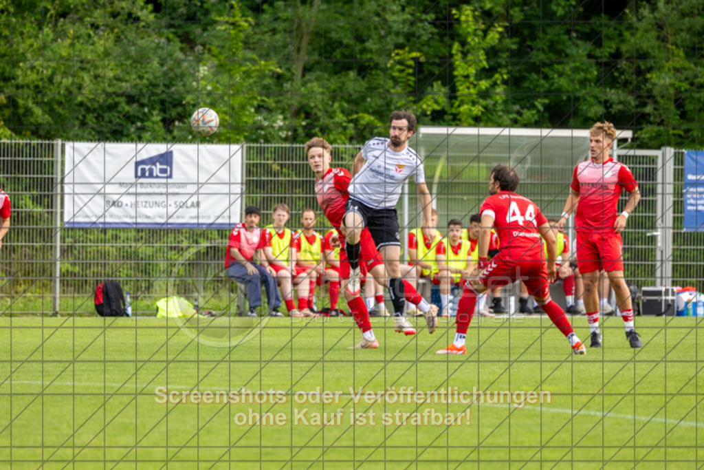 20250616_183110_0170 | #,  TV Eybach (weiß) vs. 1.FC Donzdorf II (rot), Fussball, Entscheidungsspiel 3 in Kreisliga A3 - Bezirk Neckar/Fils, Saison 2024/2025, Rasensportplatz, Staufenecker Str. 41, 73084 Salach, 16.06.2025 - 18:30 Uhr,Foto: PhotoPeet-Sportfotografie/Peter Harich