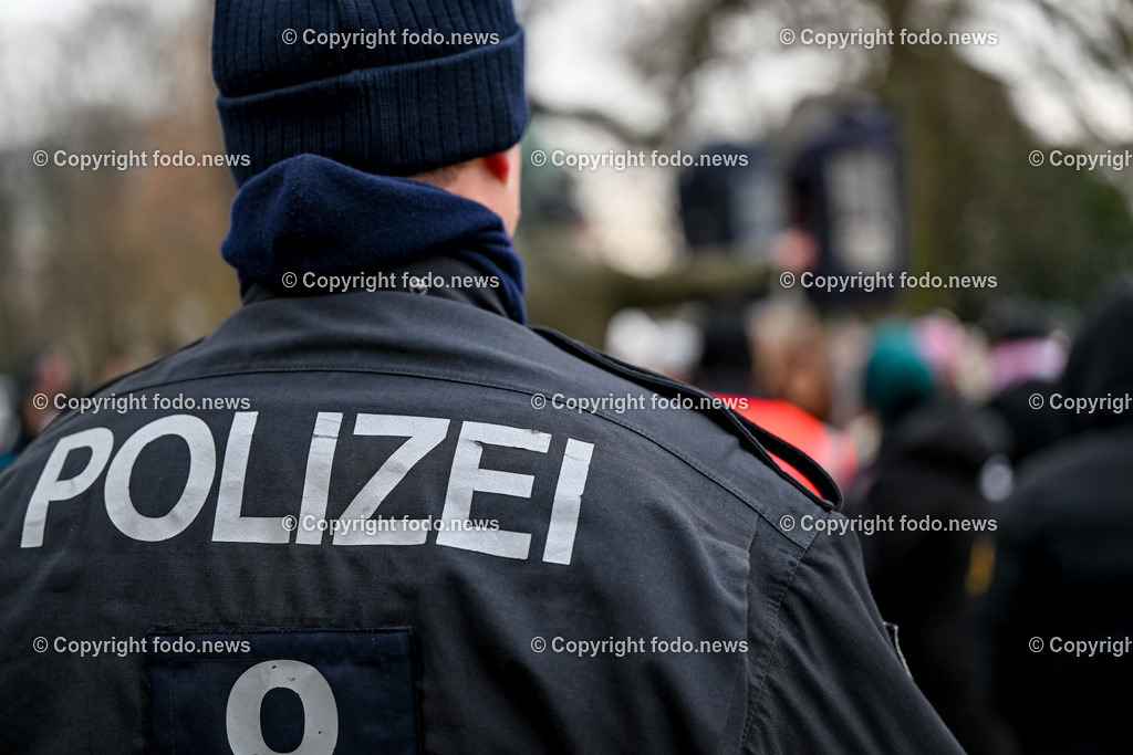 Demonstration Paleastina in Linz_ Pro Gaza_ 14.01.2024-16 | 14.01.2024, Linz, AUT, Demonstration, im Bild Palästina, Palaestina, Gaza, Demoteilnehmer, Teilnehmer, Kundgebung, Plakate, Fahnen, Polizei, Beamte, Polizeifahrzeuge, Einsatzkraefte, Israel, Krieg, Hamas, Geisel, Freiheit, Frieden