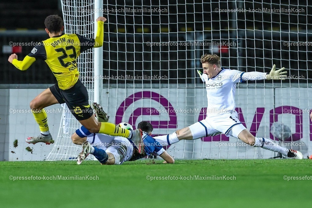 BVBII26012501027 | 26.01.2025, Fußball, 3.Liga, Borussia Dortmund II - Arminia Bielefeld, Stadion Rote Erde, Saison 2024 2025: Torwart Jonas Kersken (Arminia #1) verteidigt gegen Jordi Paulina (BVBII #23)DFB regulations prohibit any use of photographs as image sequences and or quasi-video.