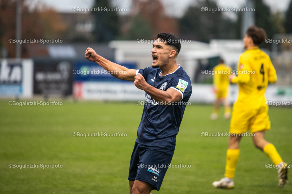 Baran Seker | 08.11.2025, Fußball, Regionalliga West, SSVg Velbert - SC Wiedenbrück: Baran Seker (SSVg Velbert #7) bejubelt den Sieg  - Realisiert mit Pictrs.com
