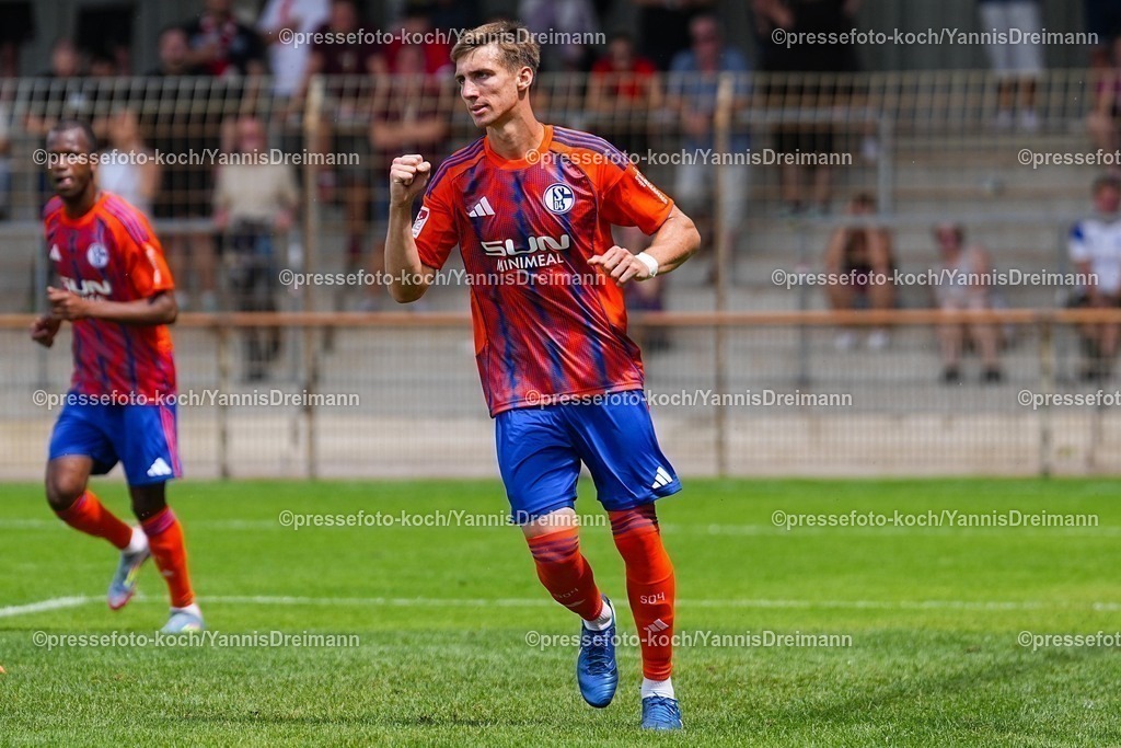xYDR20072501008 | 20.07.2025, xydrx, Fußball, Rot Weiss Ahlen - FC Schalke 04, Testspiel, Wersestadion: Torjubel nach dem Tor zum 1:0 für den FC Schalke 04 durch Torschütze Felipe Sanchez (FC Schalke 04 #2)