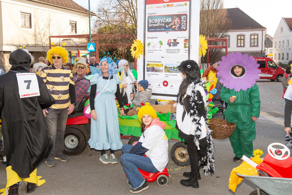 Umzug2025-164_9833 | Fotostrecke: FASCHINGSUMZUG 2025 in Loosdorf. 22 Masken(gruppen)-Teilnehmer: Loosdorfer Vereine, Wirtschaftstreibende, Gemeindeabordnungen sowie Kreditinstitute. rund 700 Besucher entlang der Hauptstrasse. Veranstaltungs-Sicherung durch Mannschaft der FF-Loosdorf mit schwerem Gerät. Maskenprämierung am EKZ-Platz durch Bgm. Thomas Vasku in den Kategorien: Bester Festwagen (Fa. gkonzept-Groissenberger; Beste Personengruppe-ASK-Loosdorf; Beste Einzelperson; Weiteste Anreise-FF Schollach;