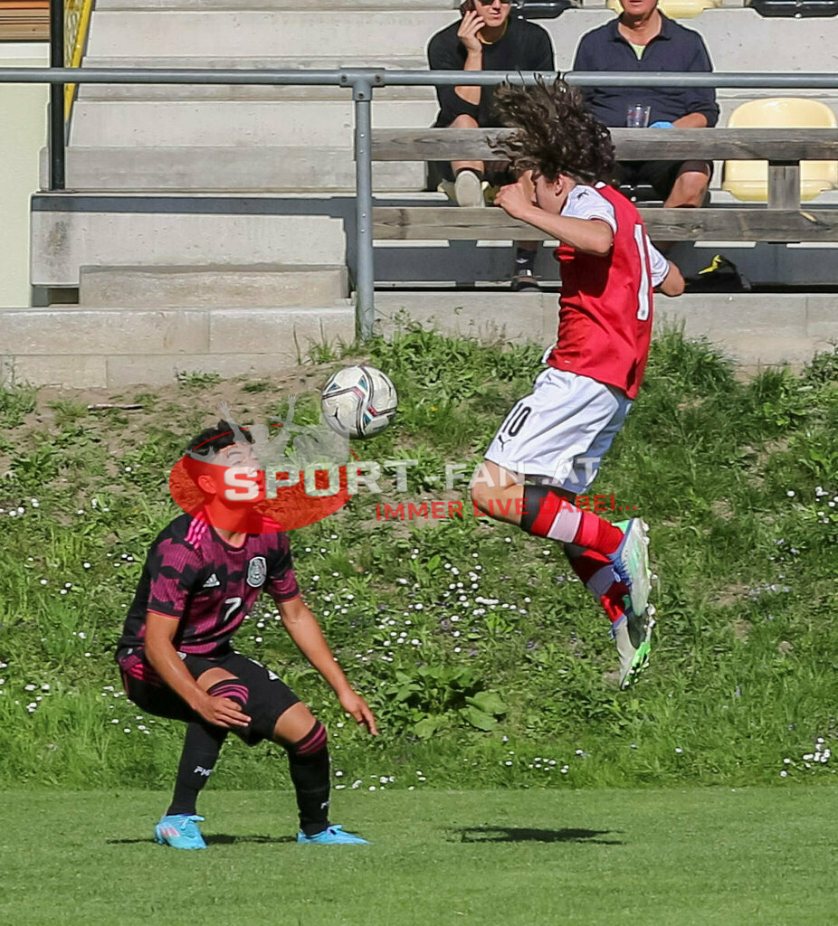AUSTRIA U15 - MEXICO U15 | Jose Quinones (Mexico #7) FABIAN SILBER (Austria #10) ; AUSTRIA U15 - MEXICO U15 am 29.04.2022 in Arnoldstein
(Sportplatz), AUSTRIA, (Photo by Ernst Krawagner sport-fan.at) - Realisiert mit Pictrs.com